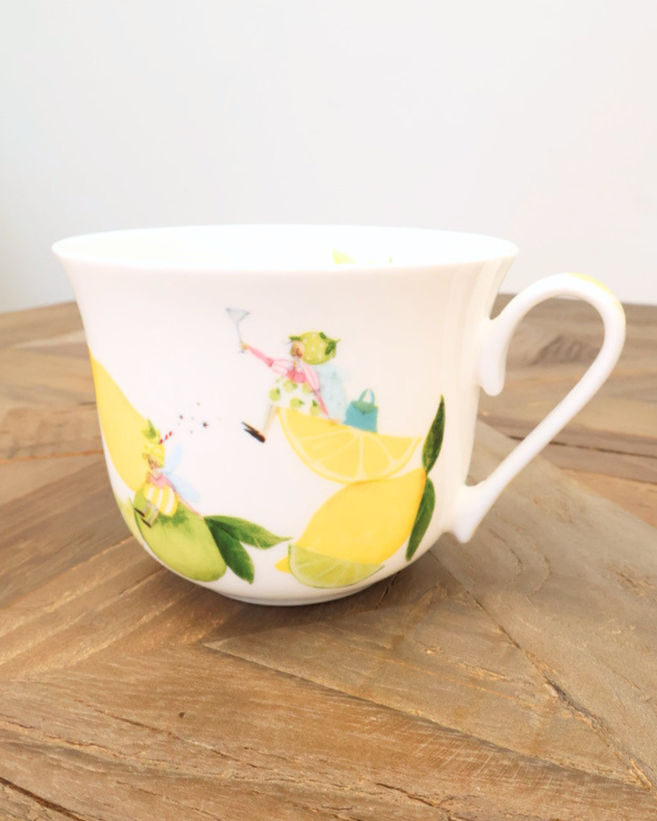 Dekorierte Fresh Lemons Lieblingstasse vom Grätz Verlag mit einem Zitronen-Motiv von Silke Leffler.