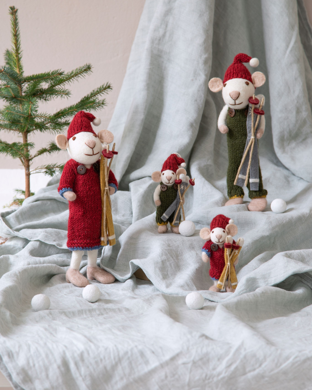 Winterliche Szene mit Filzmäusen & Ski von Gry & Sif, dekoriert mit Tannenzweig und Schneebällen.