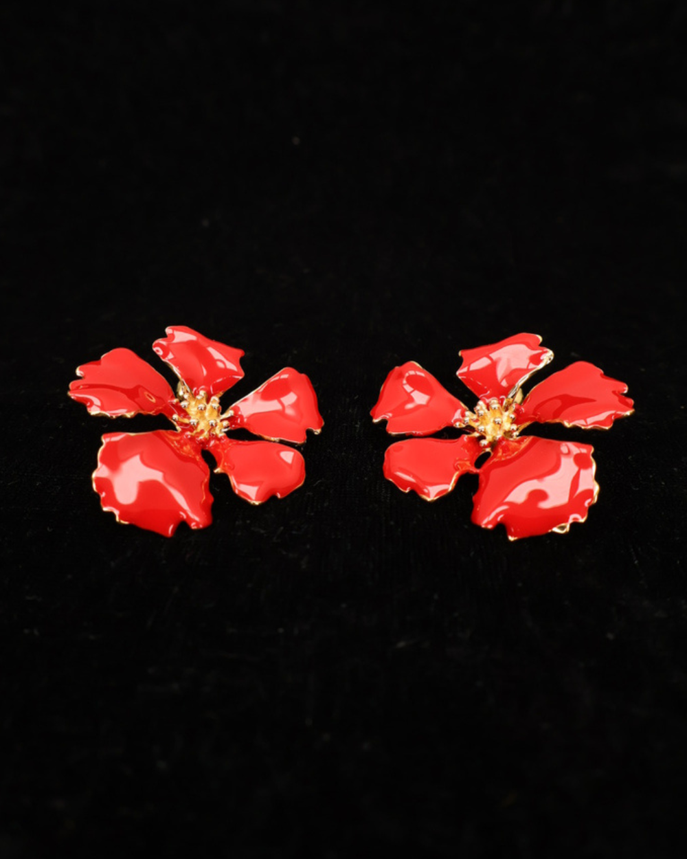 Vorderseite der roten Emaille-Blumen Ohrringe von Dottilove auf schwarzer leicht glitzernder Decke.