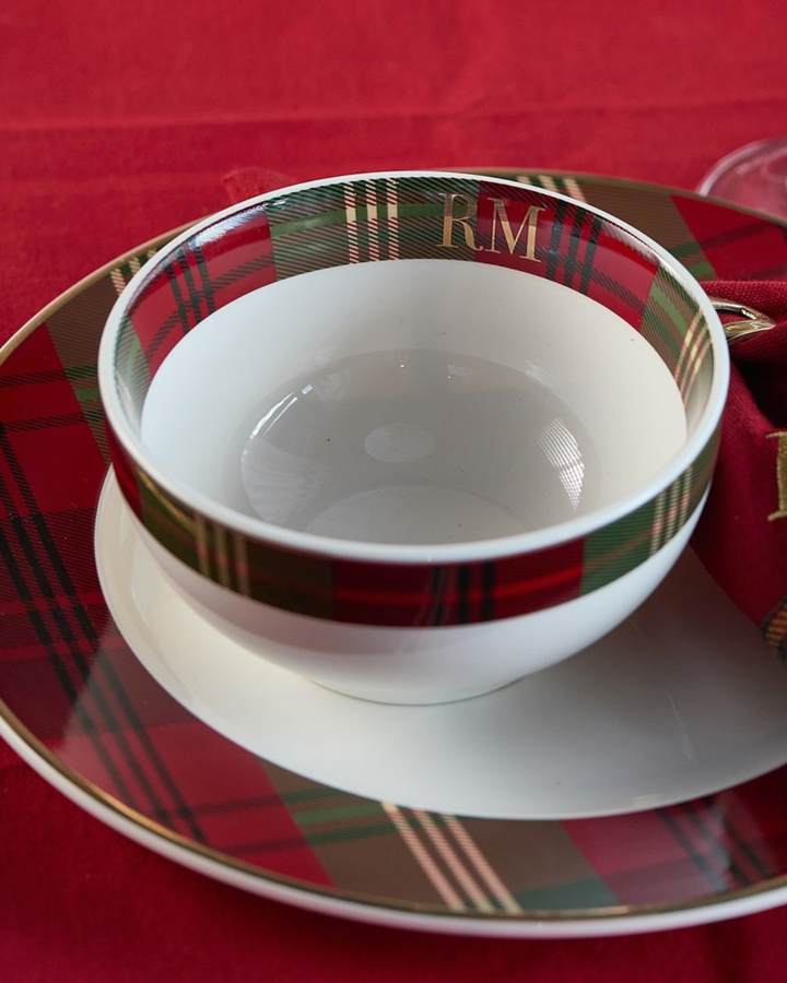 RM Classic Tartan Bowl als Teil eines festlich gedeckten Tisches mit passendem Tartan-Geschirr