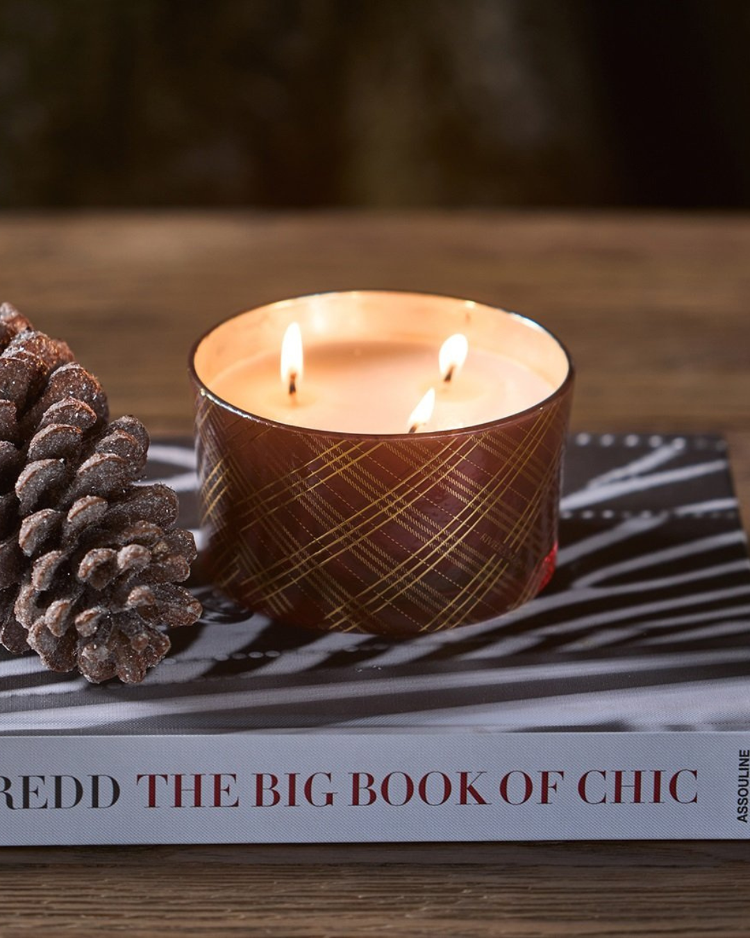 Brennende RM Classic Tartan Duftkerze von Rivièra Maison im weihnachtlichen Ambiente.