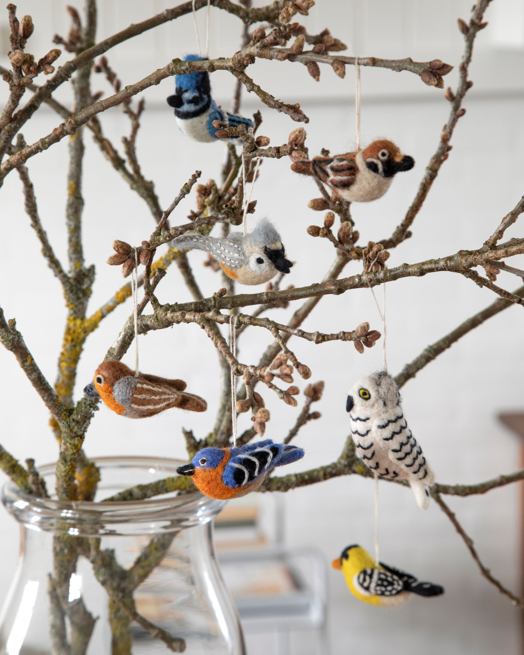 Filz Vogel- und Schneeeulen Anhänger von Gry & Sif als natürliche Zweigdekoration im Wohnraum aufgehängt