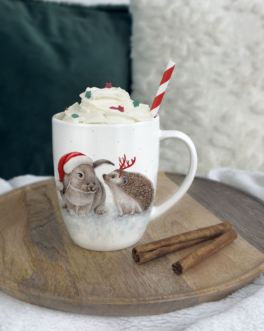 Dekorierte Waldtier Weihnachtstasse von Maluu mit Sahne auf einem Holztablett.