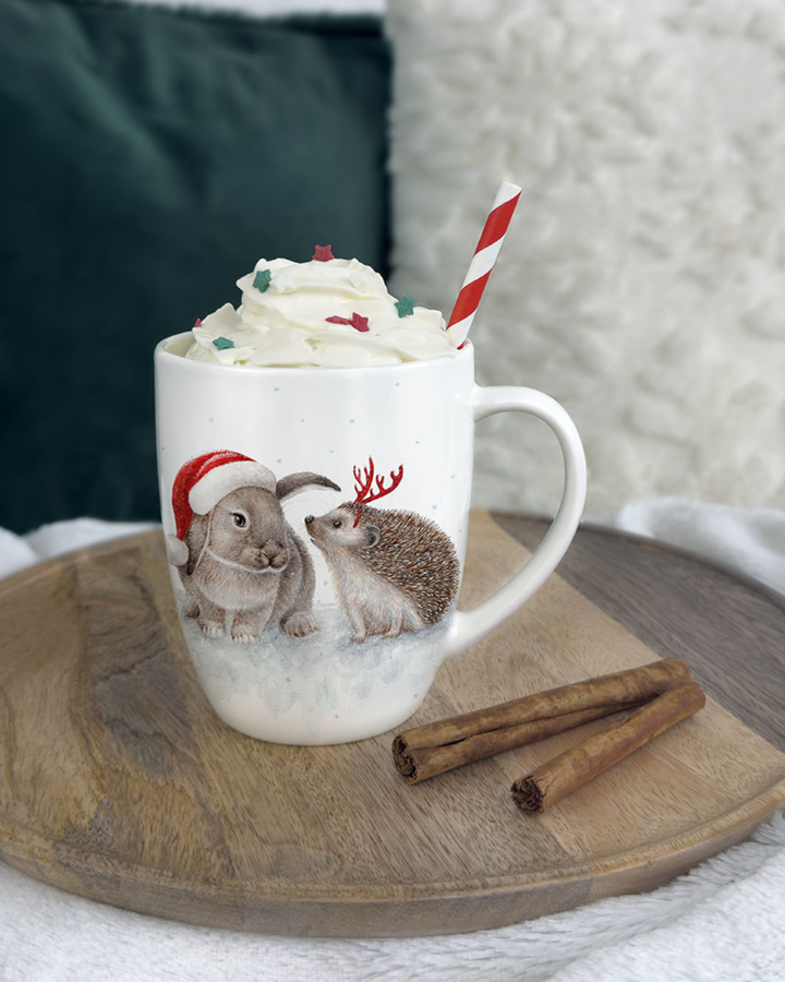 Dekorierte Waldtier Weihnachtstasse von Maluu mit Sahne auf einem Holztablett.