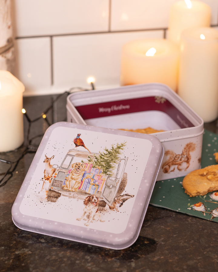 Festliche Metalldose mit Waldtieren und Weihnachtsauto-Motiv von Hannah Dale