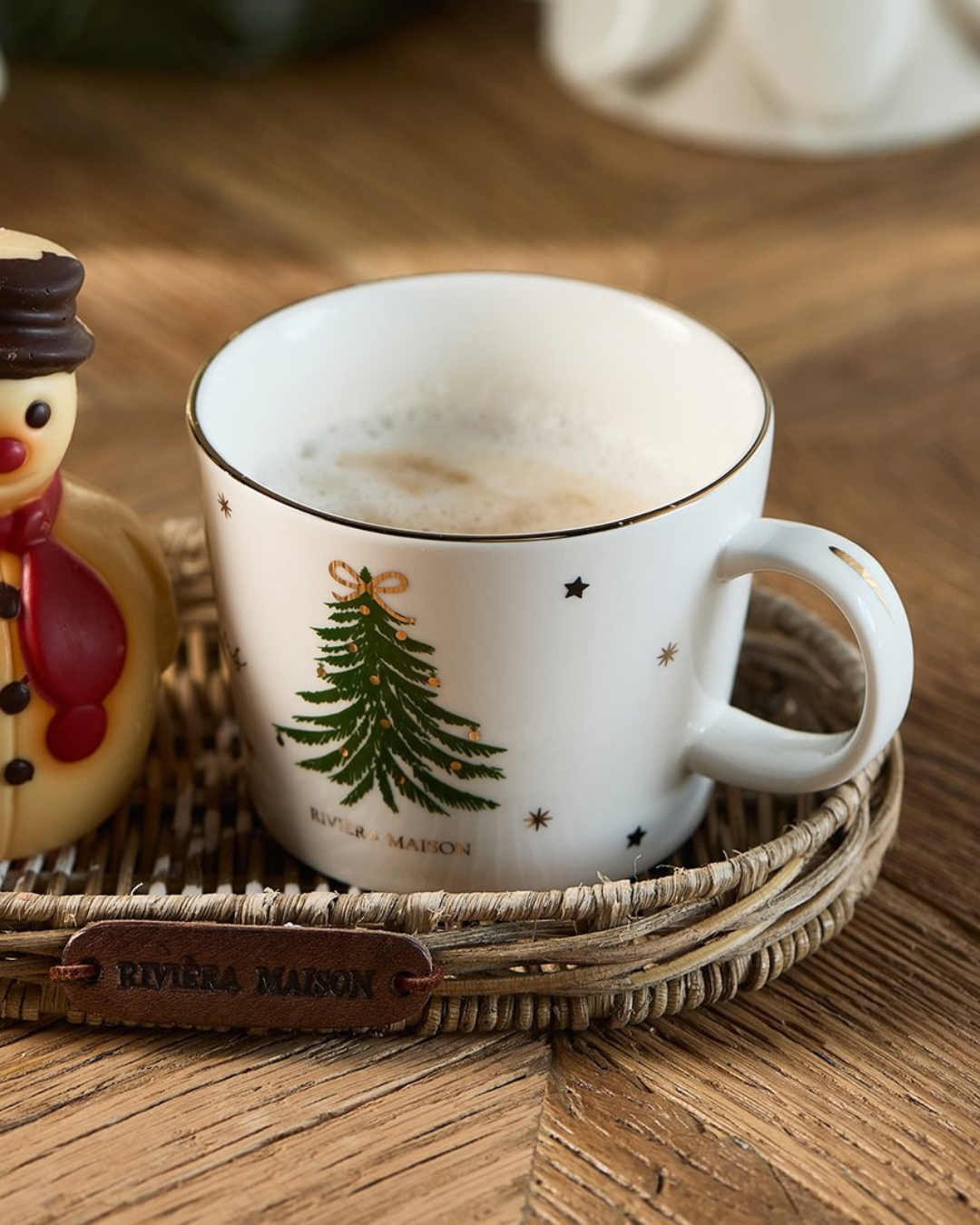 „Weiße Weihnachtstasse mit Tannenbaum und Sternen von Rivièra Maison auf Holztisch“