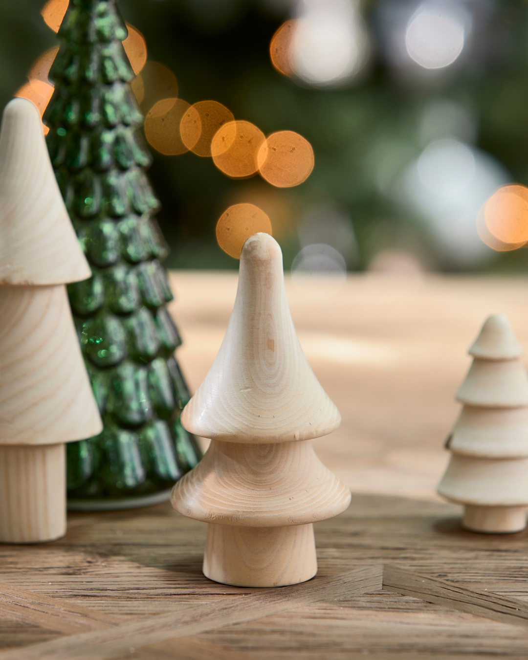 Dekorierter Aspen Holztannenbaum von Rivièra Maison mit den anderen Weihnachtsbäumen.