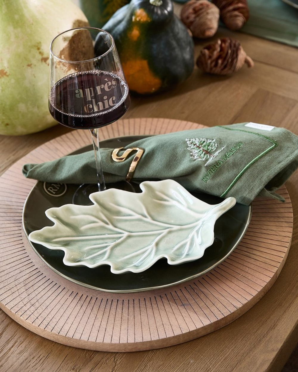 Herbstlich gedeckter Tisch mit Autumn Leaf Plate und grüner Serviette von Rivièra Maison
