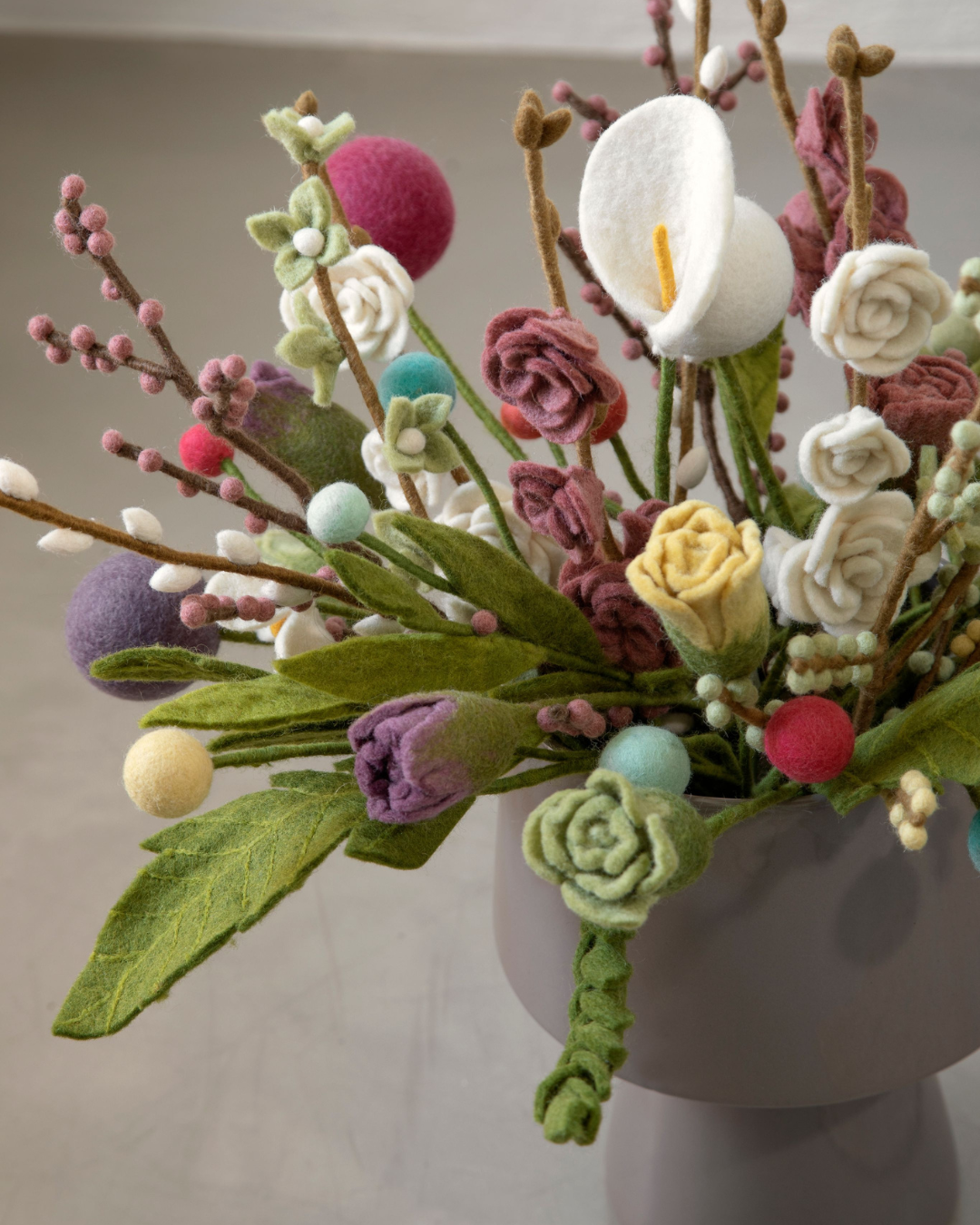 Bunter Strauß aus verschiedenen Filzblumen von Gry & Sif.
