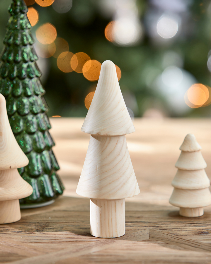 Dekorierter Breckenridge Holztannenbaum von Rivièra Maison mit den anderen Weihnachtsbäumen.
