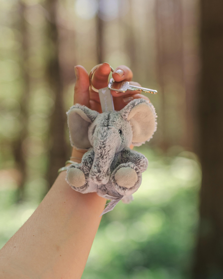 Elefanten Schlüsselanhänger Winnie von Wrendale Designs freigestellt vor weißem Hintergrund, mit weichem grauem Fell, großen Ohren und silbernem Schlüsselring.