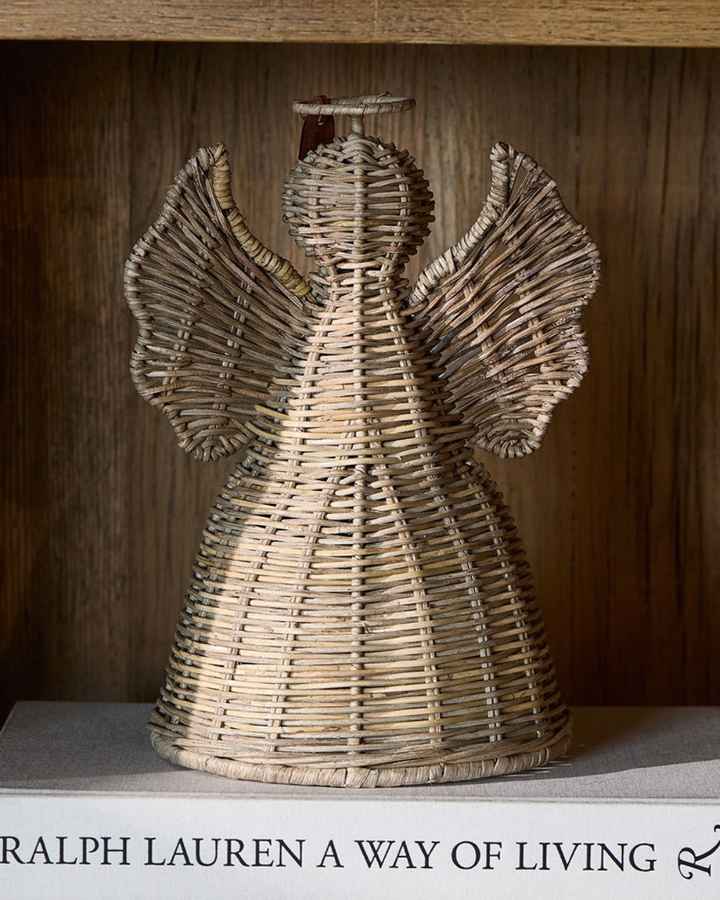 Rustic Rattan Lovely Angel Deco von Rivièra Maison in einem Regal dekoriert.