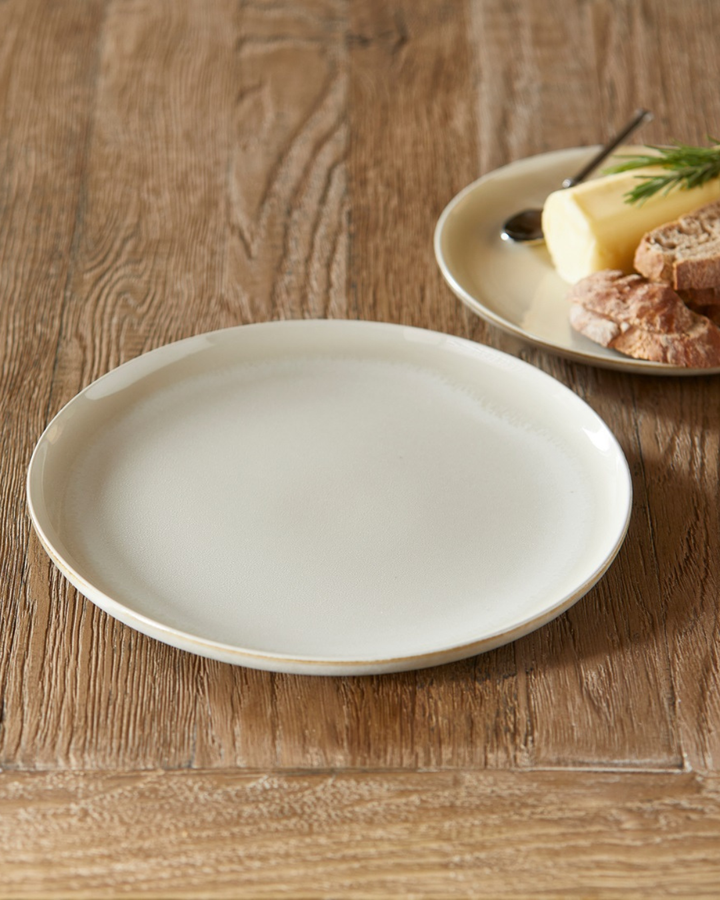 Sevran Essteller von Rivièra Maison auf braunem Holztisch.