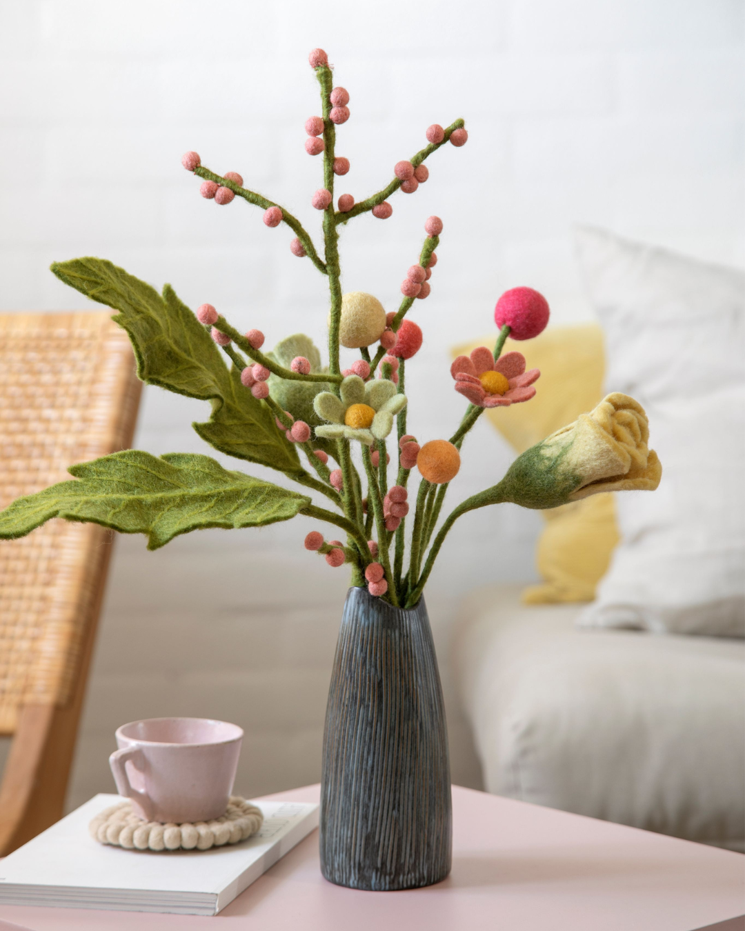 Fröhlicher Strauß aus Filzblumen von Gry & Sif in einer grauen Vase dekoriert.