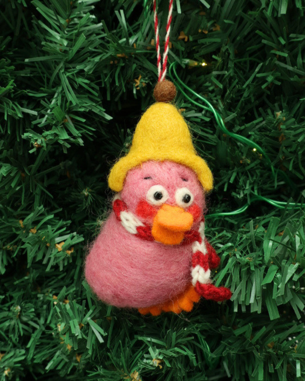 Dekorierter Enten Weihnachts-Filzanhänger "Noep" von Grace & Gloria. Der Filzanhänger ist pink mit einem rot weiß gestreiften Schal der Hut ist gelb. 
