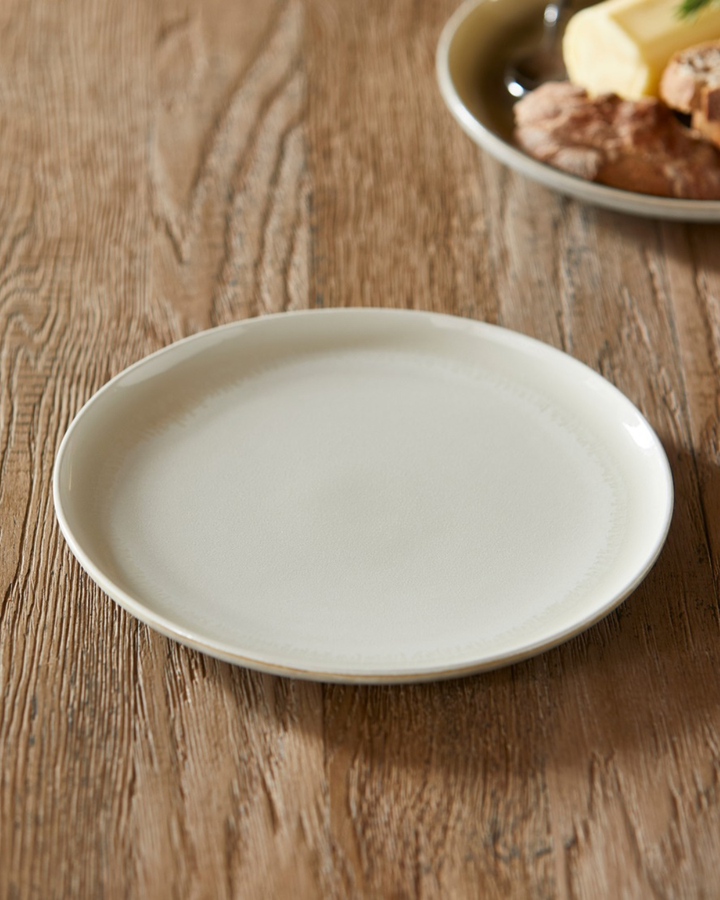 Sevran Frühstücksteller von Rivièra Maison auf braunem Holztisch.