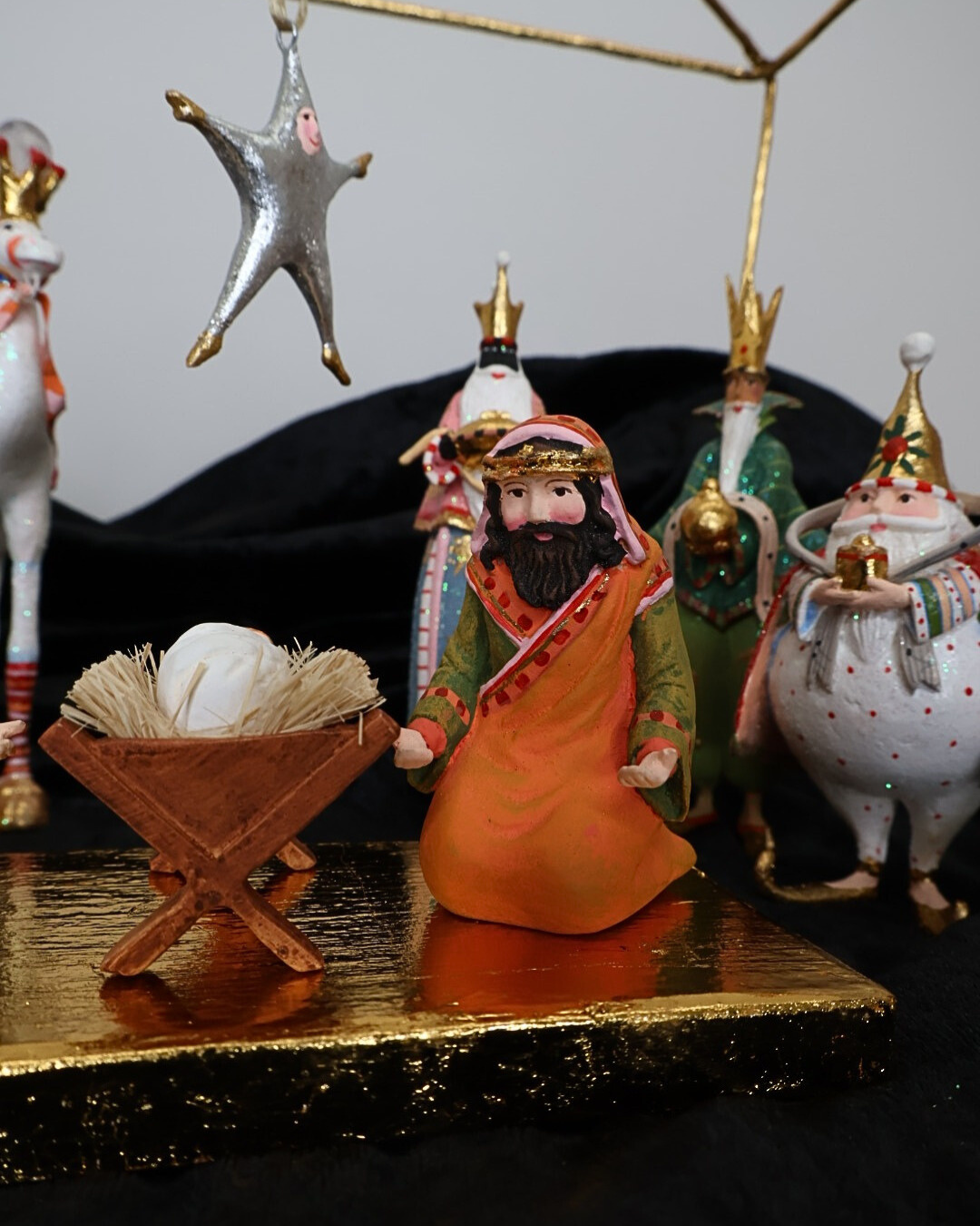 In der Krinkle Krippe dekorierter Joseph von Patience Brewster.