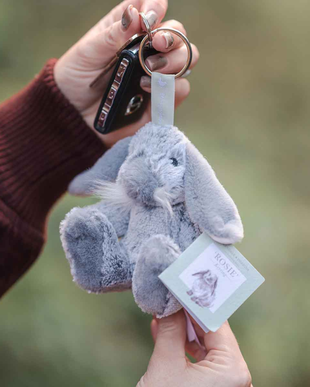 Hase Schlüsselanhänger Rosie von Wrendale Designs mit Produktanhänger am Schlüsselring, weiche Hasenfigur in Nahaufnahme