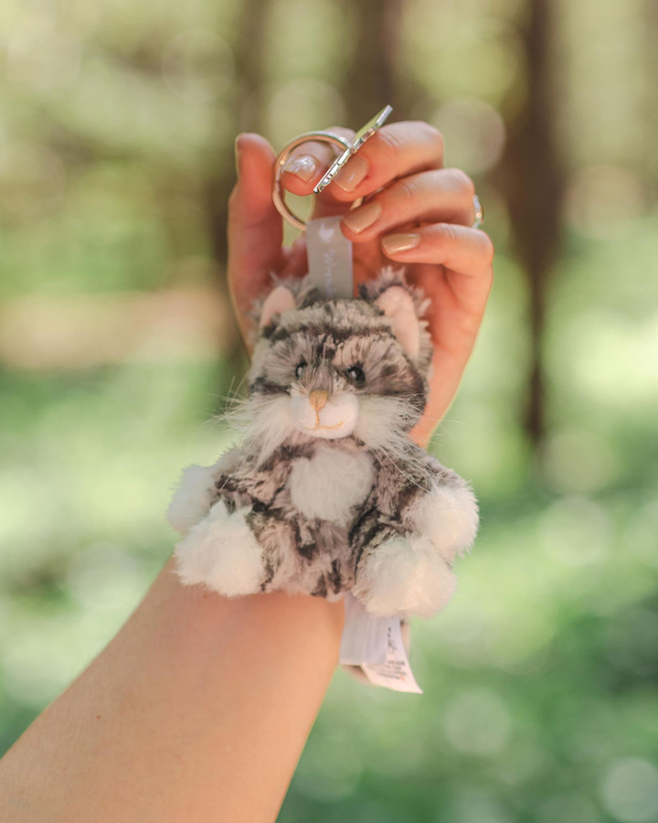 Katzen Schlüsselanhänger Esmeralda von Wrendale Designs freigestellt vor weißem Hintergrund, mit flauschigem Fell, weißer Schnauze und silbernem Schlüsselring.