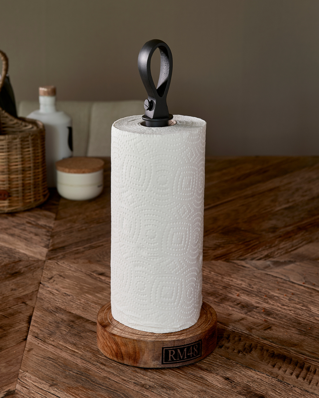 Küchenrollenhalter Bedford Kitchen Roll Holder von Rivièra Maison auf Holzarbeitsplatte mit eingesetzter Küchenrolle