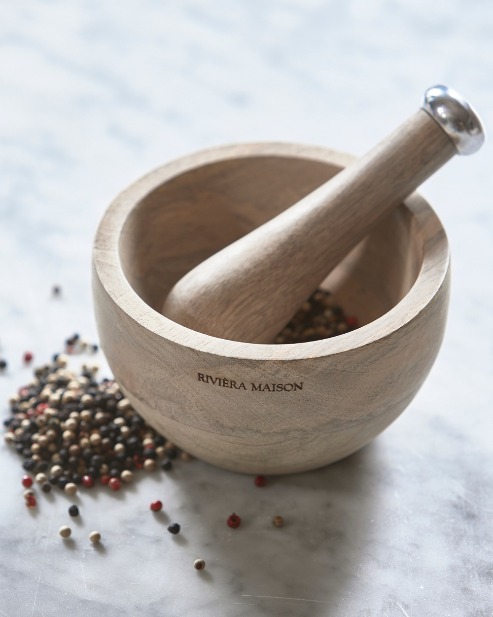RM Mortar & Pestle von Rivièra Maison auf heller Steinoberfläche mit bunten Pfefferkörnern, dekorative Küchenszene.