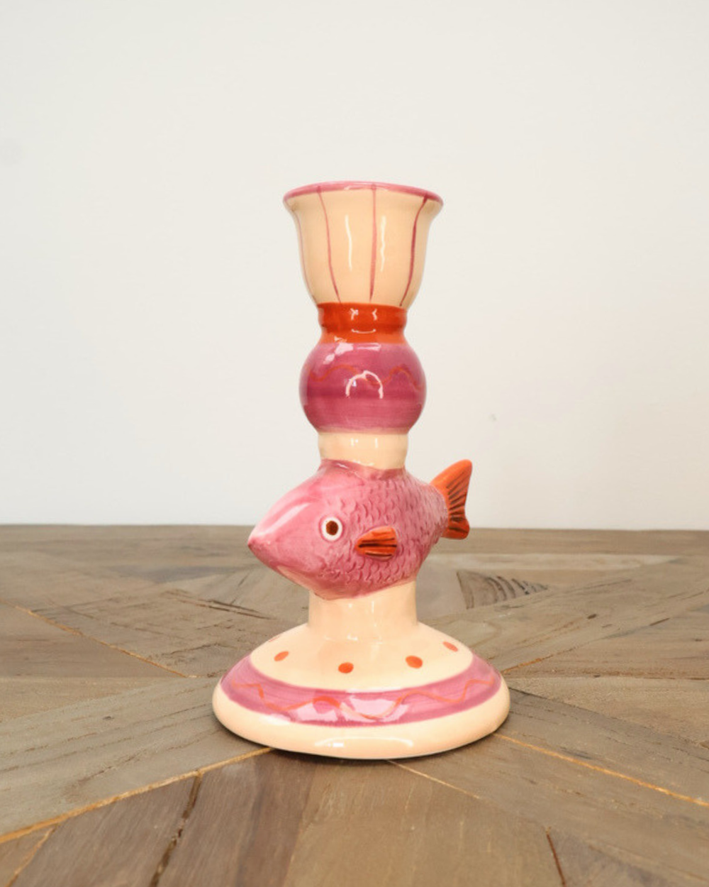 Pinker Fisch-Kerzenständer Dolomite von J. Kersten, naturalistisch in Fischform mit sanften Rosatönen und markanten Flossen auf hellem Holztisch.