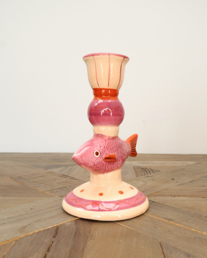 Pinker Fisch-Kerzenständer Dolomite von J. Kersten, naturalistisch in Fischform mit sanften Rosatönen und markanten Flossen auf hellem Holztisch.