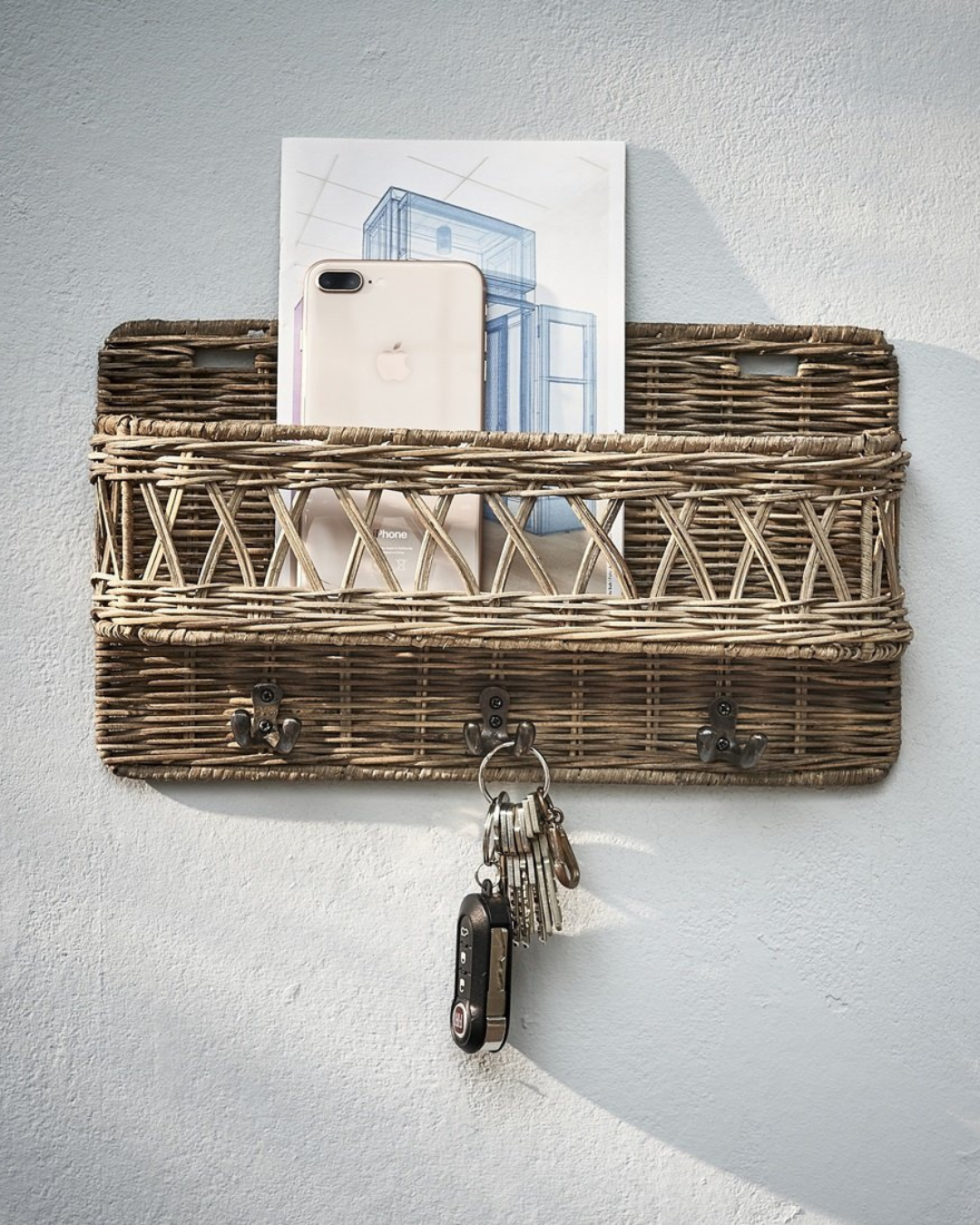 Wandorganizer aus Rattan mit Schlüsseln, Handy und Briefen von Rivièra Maison