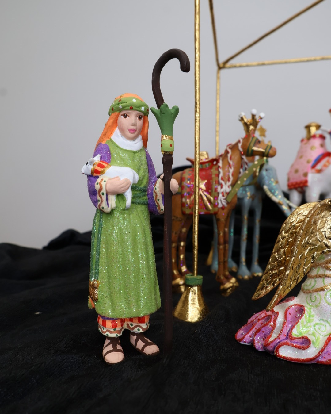 In der Krinkle Krippe dekorierter Schäfer von Patience Brewster.