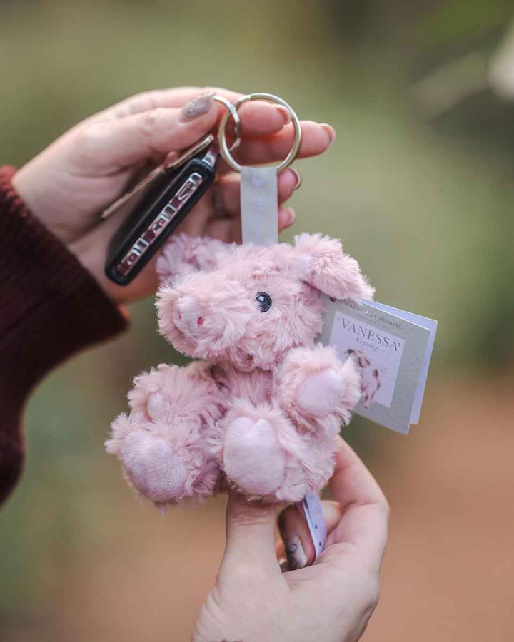 Schweine Schlüsselanhänger Vanessa von Wrendale Designs am Schlüsselbund in der Hand gehalten, rosa Plüschschwein