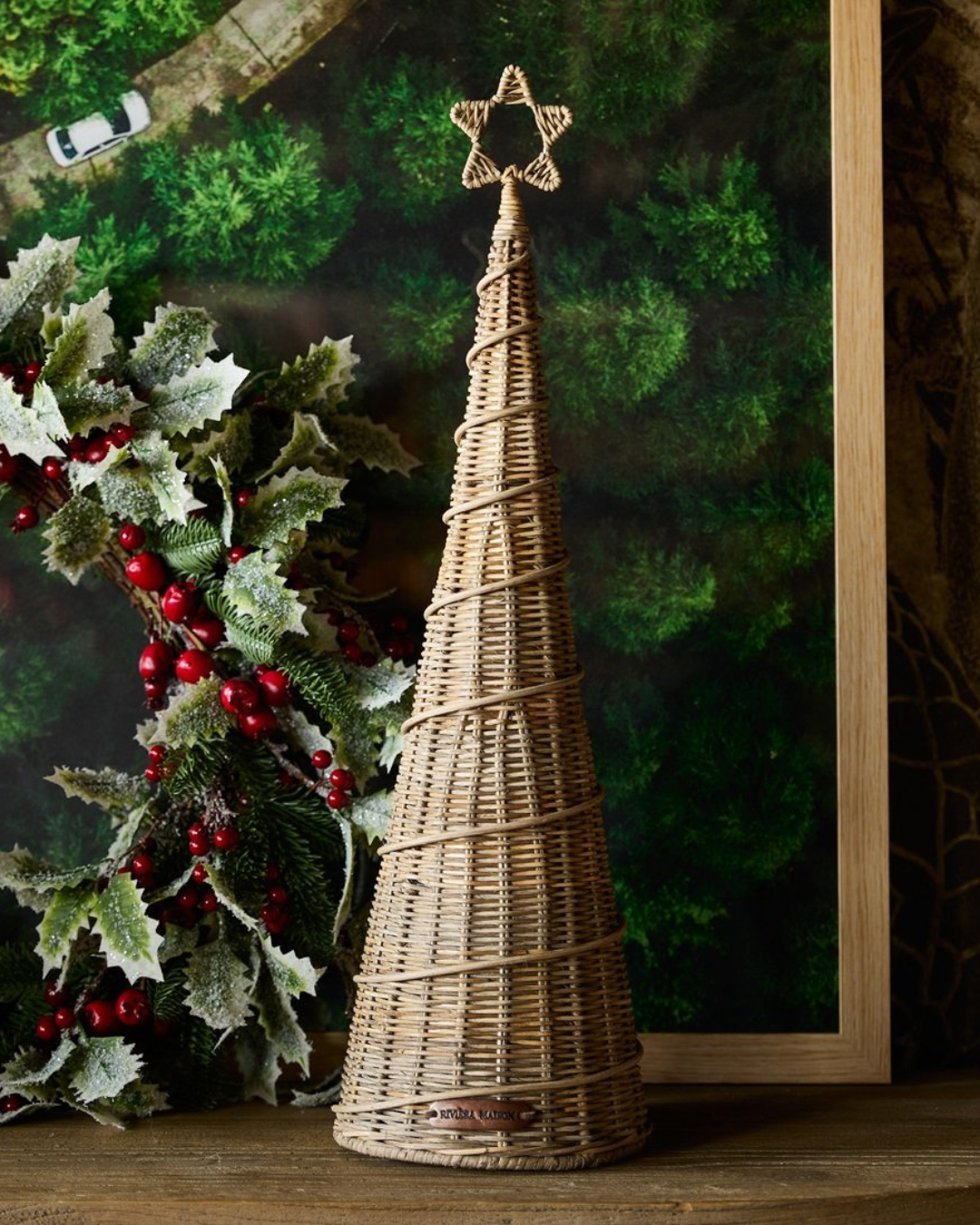 Rustic Rattan Tree Swirl Decoration von Rivièra Maison auf festlich dekoriertem Tisch.