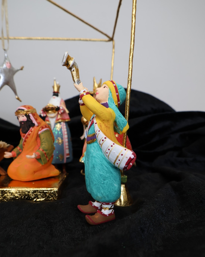 In der Krinkle Krippe dekoriertem Trompeter von Patience Brewster.