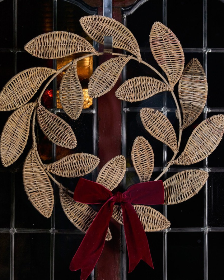 Rustic Rattan Christmas Wreath von Rivièra Maison an einer Tür.