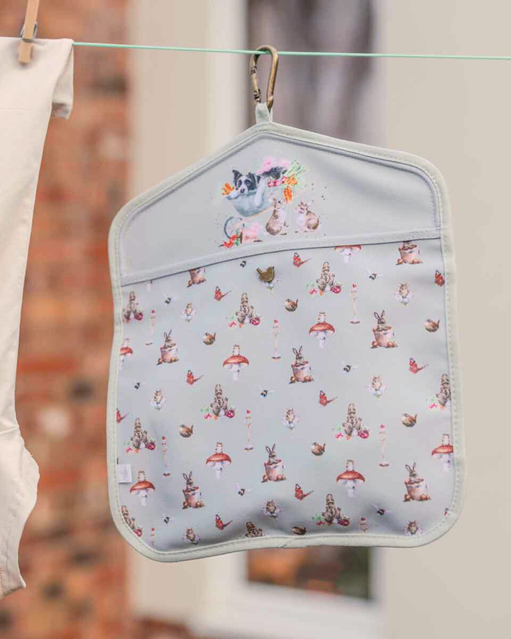 Wäscheklammer-Beutel „Garden Friends“ von Wrendale Designs in Benutzung, befüllt mit Wäscheklammern und an der Leine befestigt.