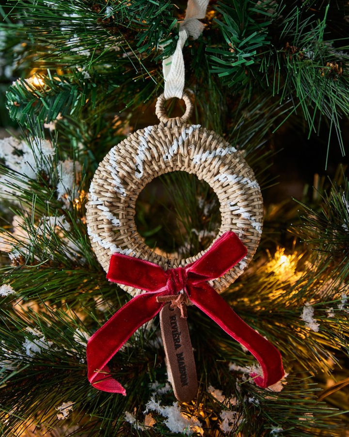 Rustic Rattan Christmas Wreath Ornament von Rivièra Maison am Weihnachtsbaum dekoriert.