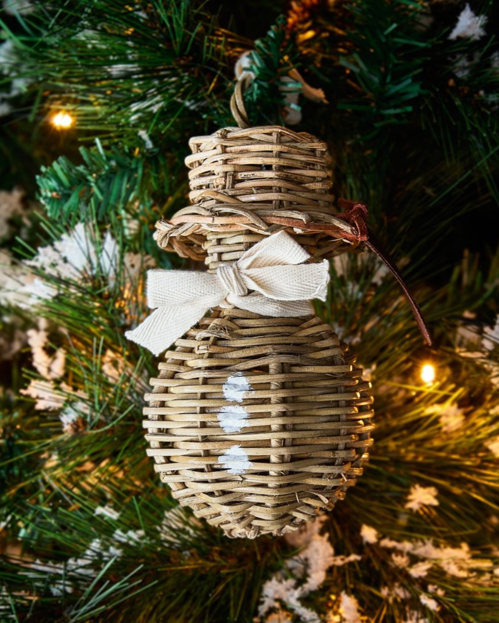 Rustic Rattan Snowman Ornament von Rivièra Maison am Weihnachtsbaum dekoriert.