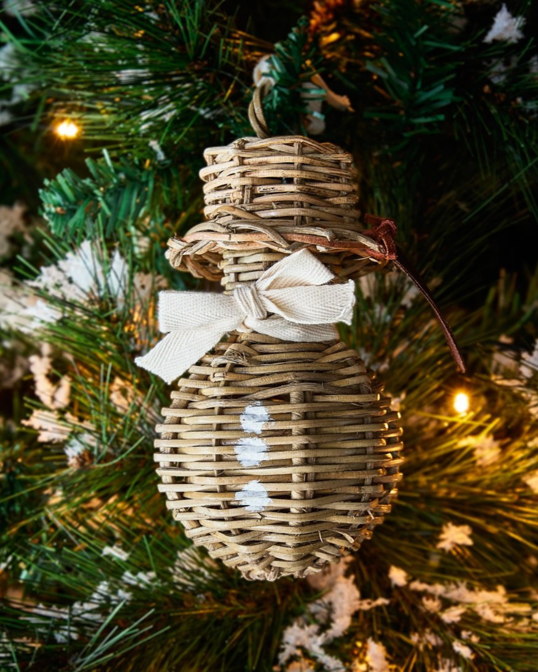 Rustic Rattan Snowman Ornament von Rivièra Maison am Weihnachtsbaum dekoriert.