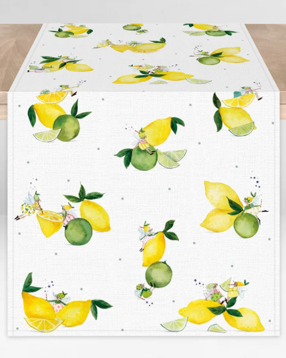 Tischläufer "Fresh Lemons" aus Baumwolle vom Grätz Verlag auf einem Tisch liegend. Das Motiv besteht aus vielen Zitronen und verschiedenen Zitronen-Feen,welche auf und vor den Zitrusfrüchten sitzen. Die Illustration stammt von Silke Leffler.