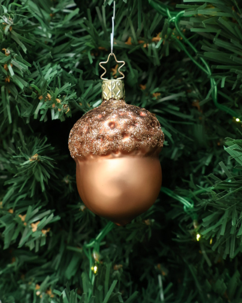 Weihnachtliches Eichel Ornament in groß von Inge Glas in einem grünen Tannenbaum hängend.