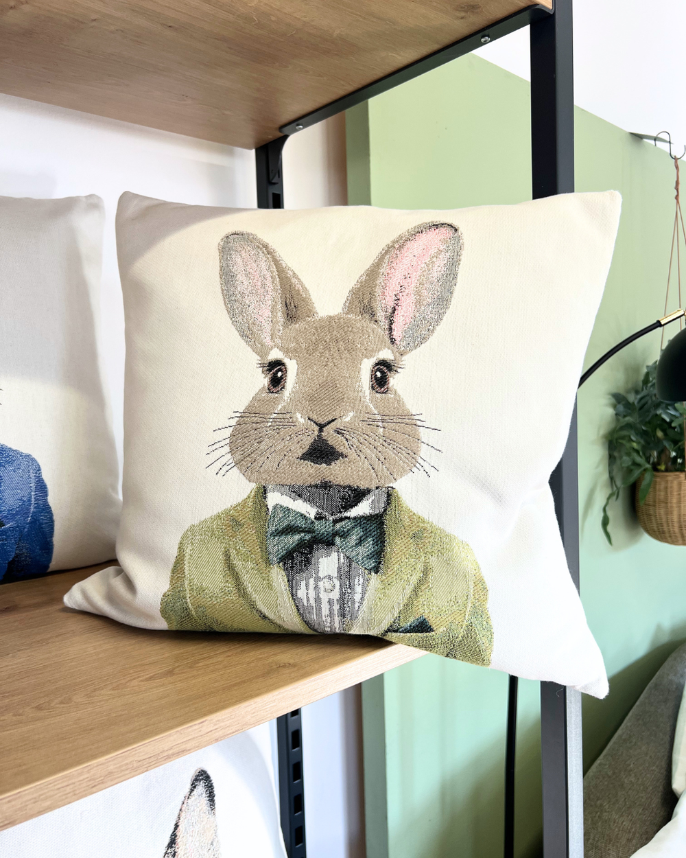 Dekoriertes Candy Kissen von Sander mit einem Hasen in grüner Kleidung als Motiv.