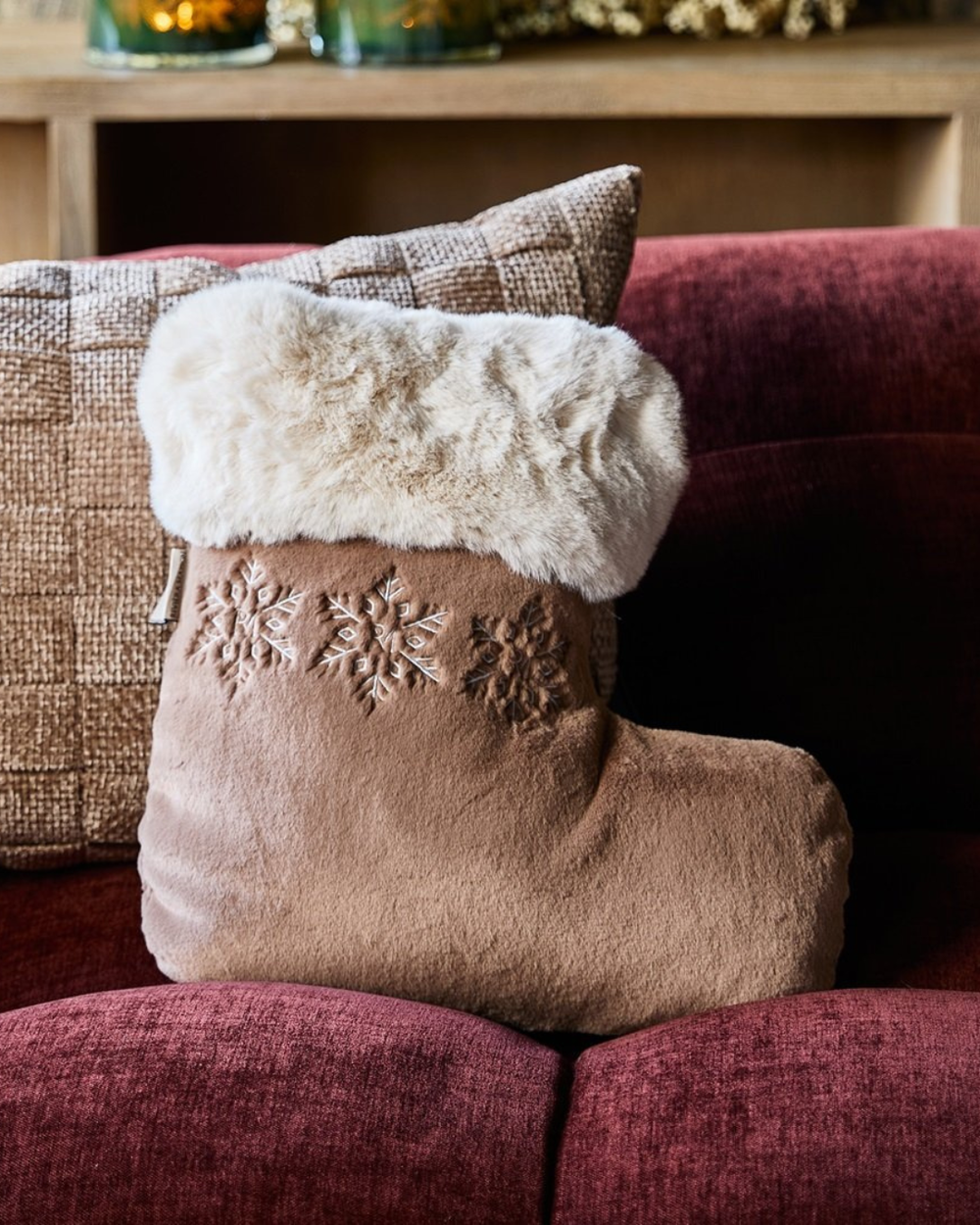 Lifestylefoto: Christmas Stocking Kissen von Rivièra Maison dekoriert auf rotem Sofa.