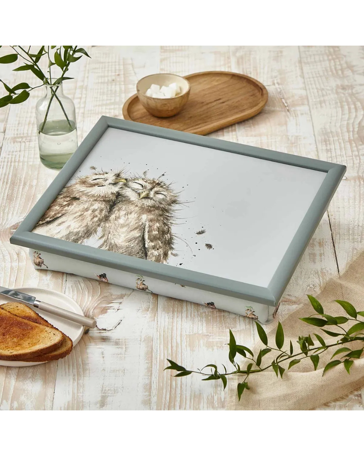 Knietablett „Owl“ auf Holztisch mit Toast & Pflanzen im Hintergrund