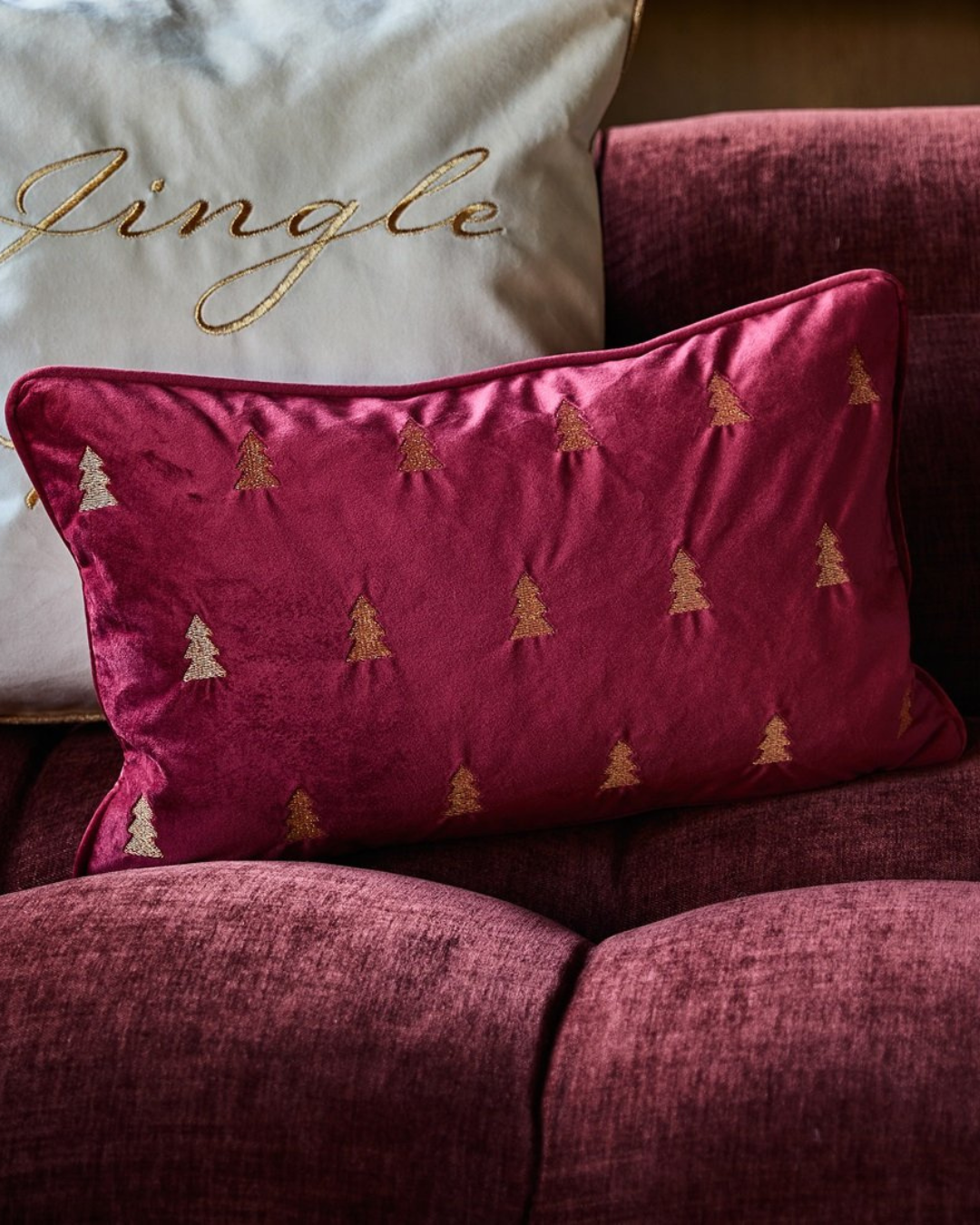 Anwendungsbild: „Golden Christmas Pillow Cover dekoriert auf rotem Sofa“