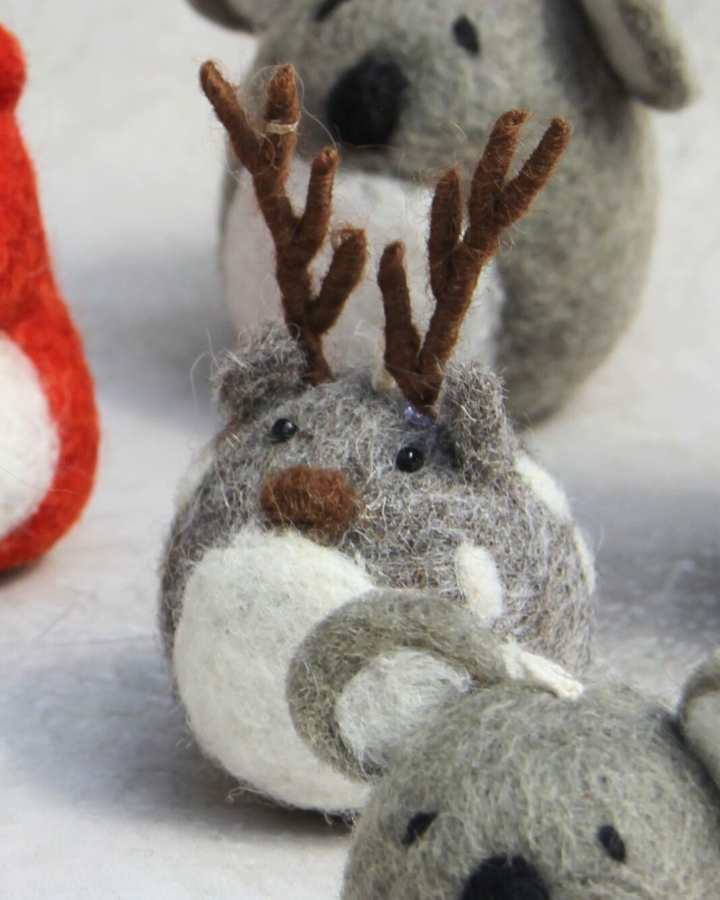 Handgefilzter Rentieranhänger mit weißem Bauch und Flecken