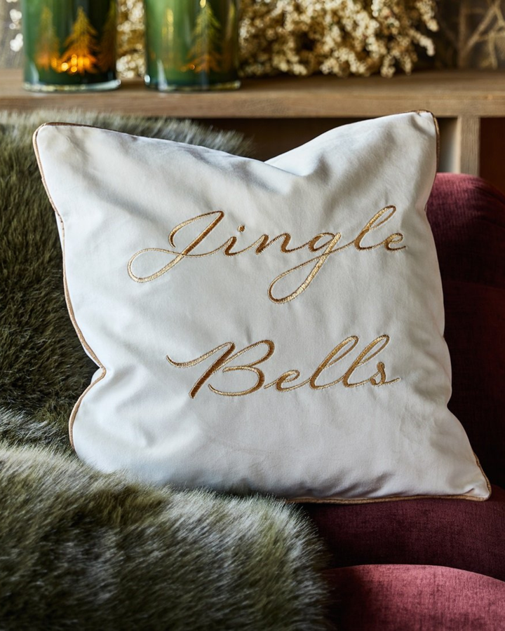 „Kissenbezug Jingle Bells von Rivièra Maison dekoriert auf einem Sofa“
