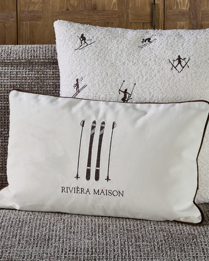 Detailaufnahme des RM Ski Club Pillow Covers von Rivièra Maison mit Ski-Stickerei.