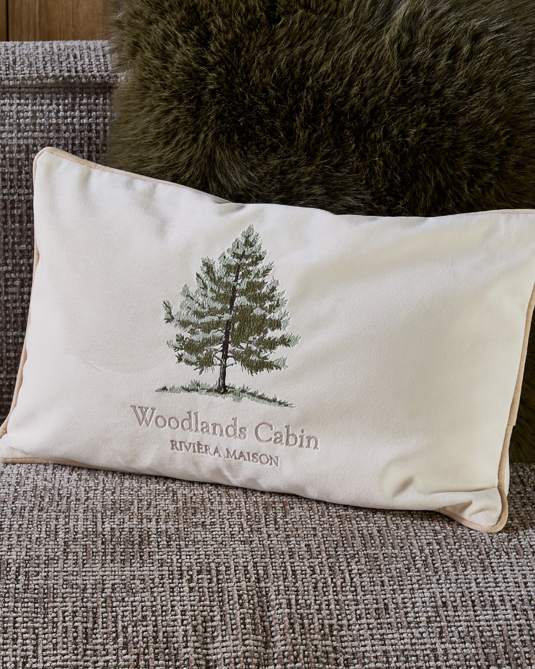 Kissenbezug Forges Pillow Cover dekoriert auf Sofa mit Fellkissen von Rivièra Maison.