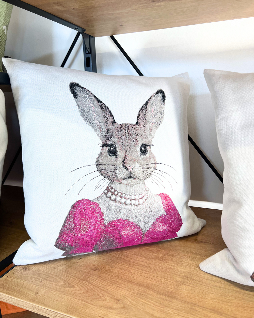 Dekoriertes Lolly Kissen von Sander mit einem Hasen in pinker Kleidung als Motiv.