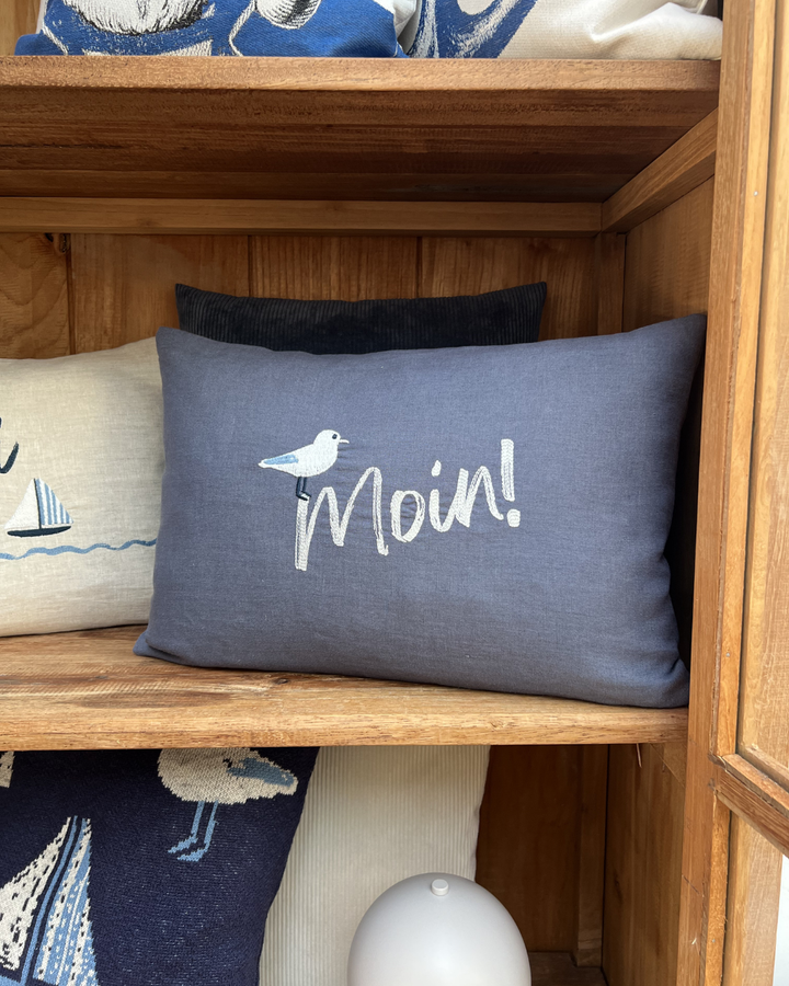 In einem braunen Schrank dekoriertes dunkelblaues Moin-Kissen aus Leinen von Sander.