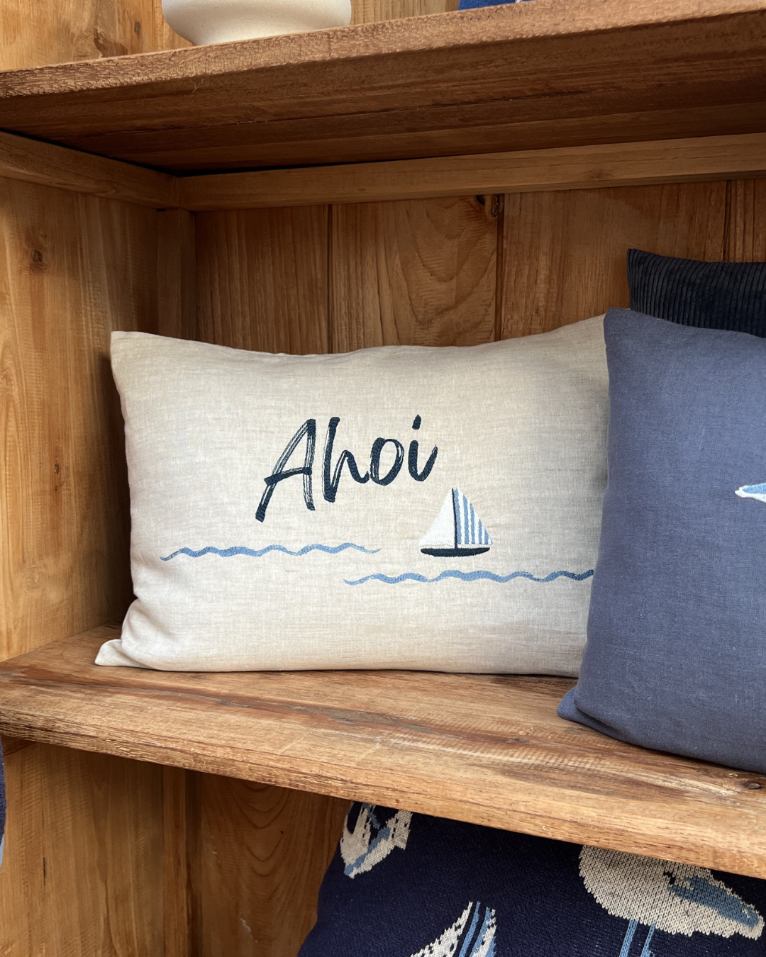 In einem braunen Schrank dekoriertes beiges Ahoi-Kissen aus Leinen von Sander.